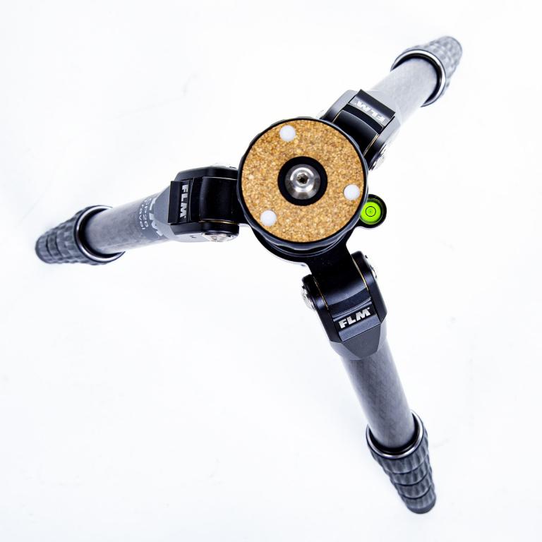 FLM CP-26 Travel CL, das klassische Traveler Stativ mit umklappbaren Beinen - passt mit Kugelkopf in seine Tasche.